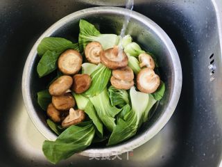 喷鼻菇炒油菜的做法步调：1