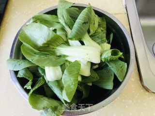 喷鼻菇炒油菜的做法步调：3