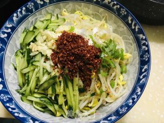 黄芽菜黄瓜油泼里的做法步调：9