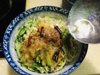 黄芽菜黄瓜油泼里的做法步调：11