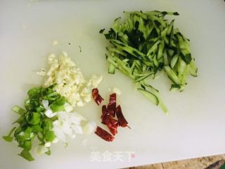 黄芽菜黄瓜油泼里的做法步调：1