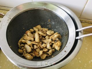 油渣炒小利剑菜的做法步调：1