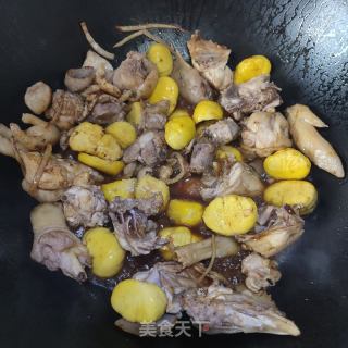 板栗焖鸡的做法步调：9