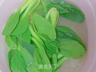 蚝油喷鼻菇炒油菜的做法步调：1