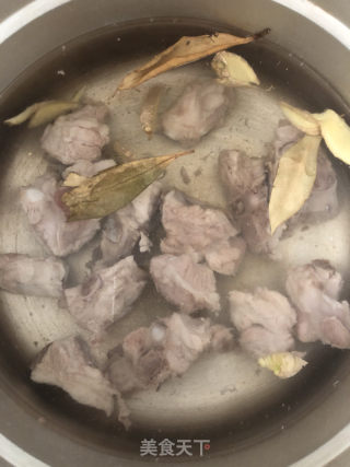 荔浦芋排骨汤的做法步调：3