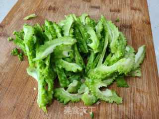 苦瓜木耳炒肉片的做法步调：1