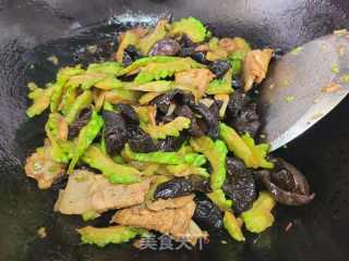 苦瓜木耳炒肉片的做法步调：5
