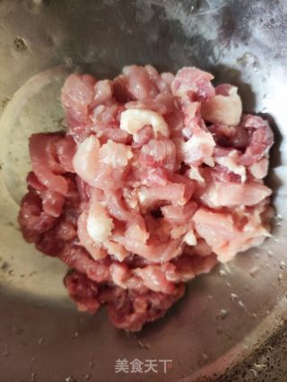 紫苏肉丝炒利剑瓜的做法步调：1