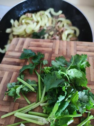 紫苏肉丝炒利剑瓜的做法步调：9