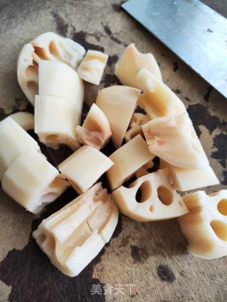 莲藕花死排骨汤的做法步调：2