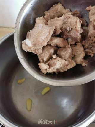 莲藕花死排骨汤的做法步调：4