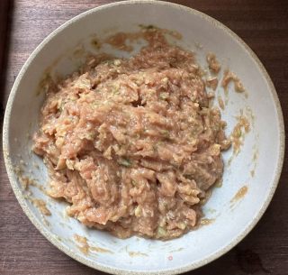 油炸肉丸子的做法步调：7