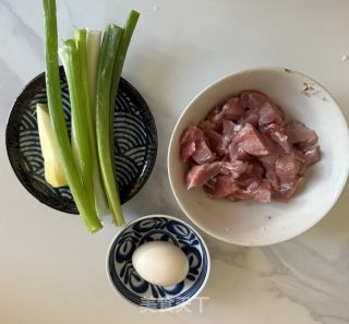 油炸肉丸子的做法步调：1