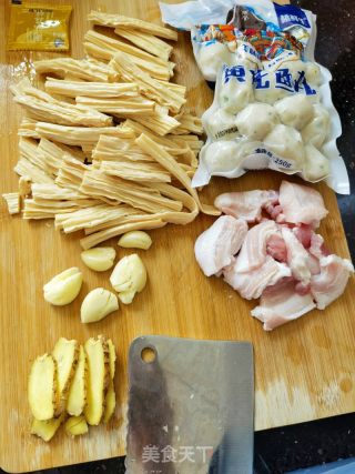鱼丸纯菜煲的做法步调：1