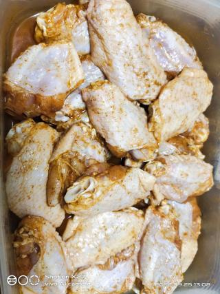 氛围炸锅版奥我良烤鸡翅的做法步调：1