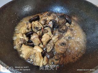 啤酒喷鼻菇焖鸡肉的做法步调：6