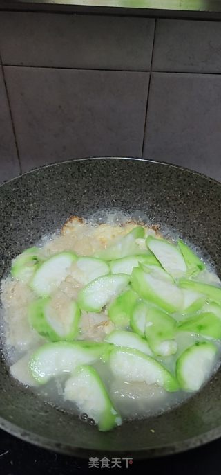 煎蛋竹荪丝瓜汤的做法步调：8
