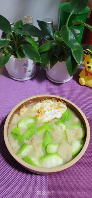 煎蛋竹荪丝瓜汤的做法步调：12