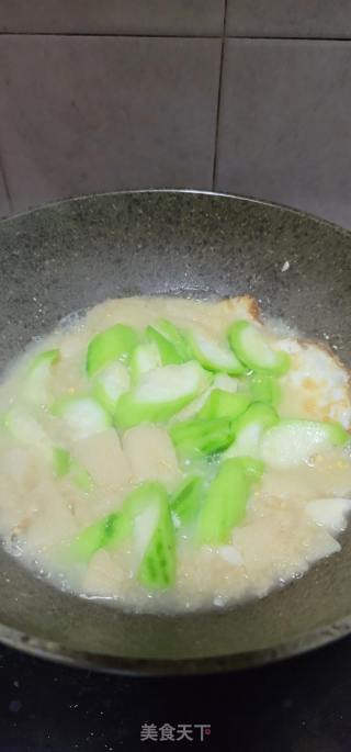 煎蛋竹荪丝瓜汤的做法步调：10