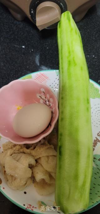 煎蛋竹荪丝瓜汤的做法步调：1