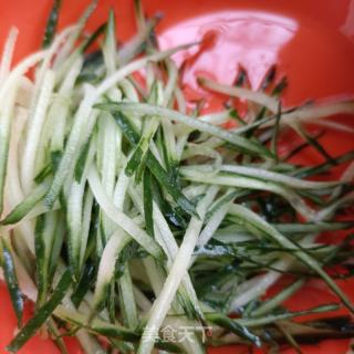 肉丝喷鼻覃时蔬拌鸡胸的做法步调：2