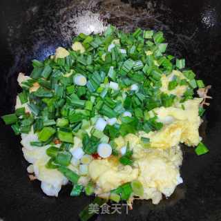 鸭蛋炒蒜花的做法步调：9