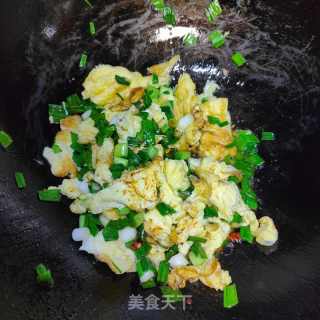 鸭蛋炒蒜花的做法步调：10