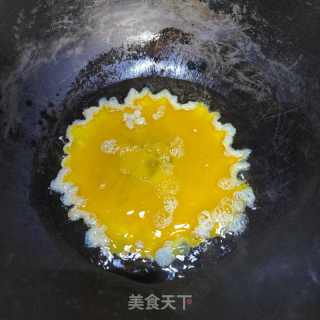 鸭蛋炒蒜花的做法步调：6