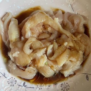 包菜炒鸡胸肉的做法步调：1