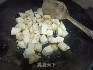 喷鼻葱炒馒头的做法步调：8
