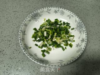 喷鼻葱炒馒头的做法步调：2