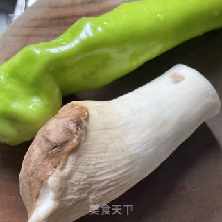 青椒炒杏鲍菇的做法步调：1