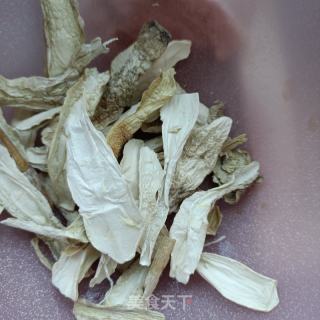 土着土偶参鸡腿菇炖排骨的做法步调：2