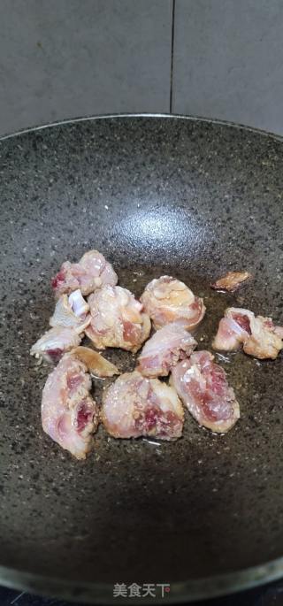 鸡腿焖薯仔的做法步调：6