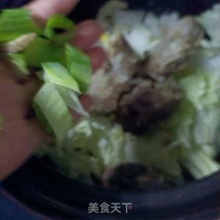 龙骨利剑菜炖小鸡枞菌的做法步调：4