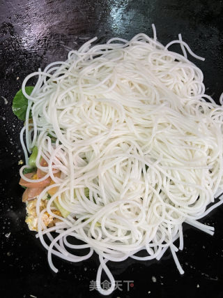 炒螺丝粉的做法步调：9