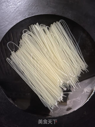 炒螺丝粉的做法步调：1