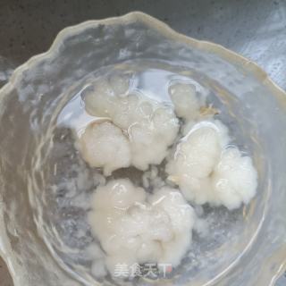 彩虹梨炖雪蛤的做法步调：3