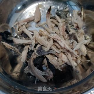 利剑玉菇喷鼻菜拌黑鸡的做法步调：2