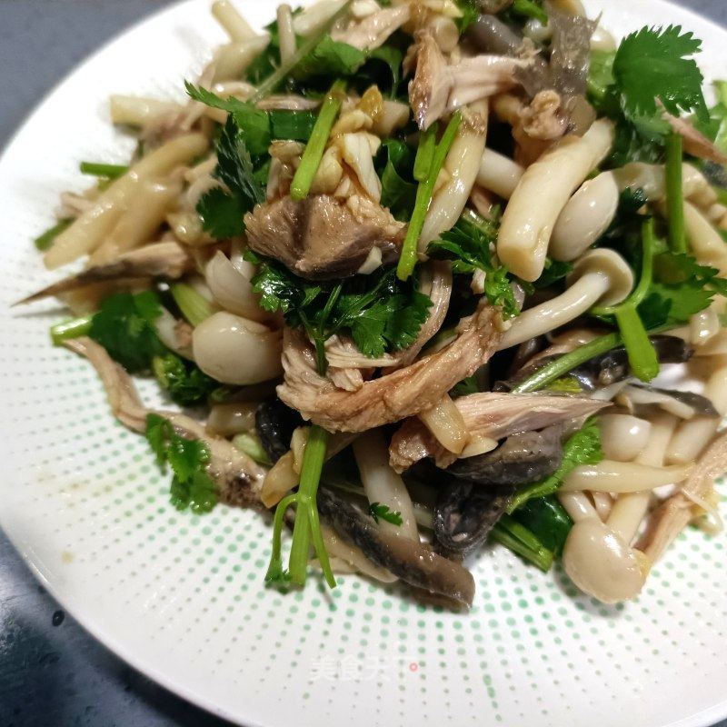 利剑玉菇喷鼻菜拌黑鸡的做法