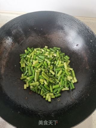 蒜苔炒肉的做法步调：4