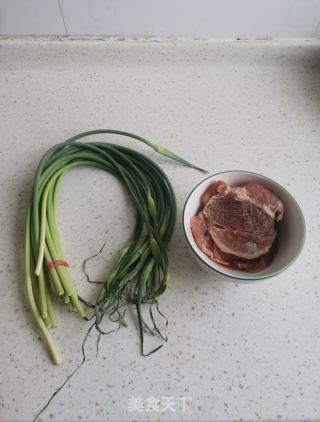 蒜苔炒肉的做法步调：1