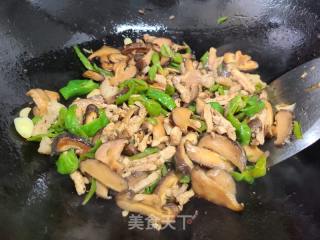 花菇青椒炒肉丝的做法步调：8