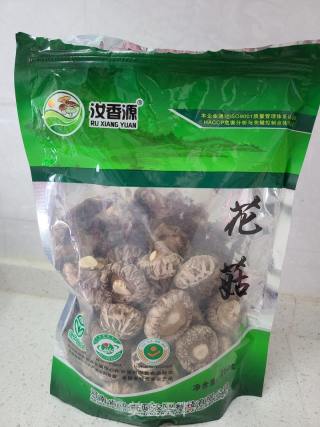 花菇青椒炒肉丝的做法步调：1