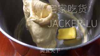 波兰种炼乳里包，易收缩推丝，进口坚实且奶喷鼻味实足。的做法步调：4