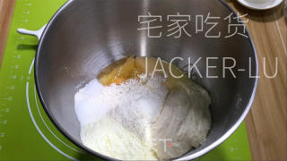 波兰种炼乳里包，易收缩推丝，进口坚实且奶喷鼻味实足。的做法步调：3