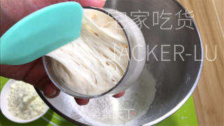 波兰种炼乳里包，易收缩推丝，进口坚实且奶喷鼻味实足。的做法步调：2