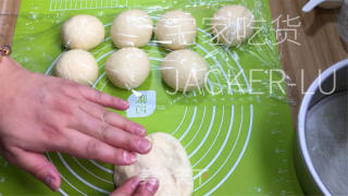 波兰种炼乳里包，易收缩推丝，进口坚实且奶喷鼻味实足。的做法步调：11