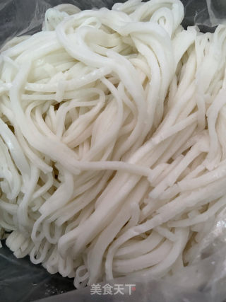 花甲肉饼粿条汤的做法步调：3