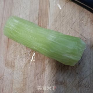 莴笋陈贝炒冰淇淋萝卜的做法步调：1
